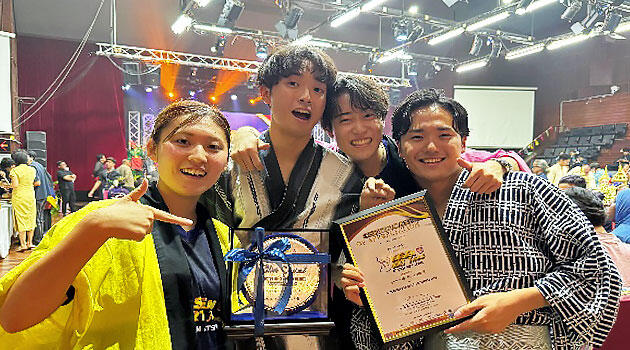 銀賞を受賞した国際教養学部生