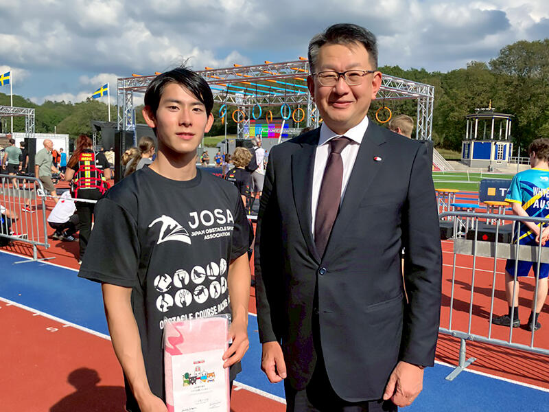 激励に訪れた横手学長と山本さん